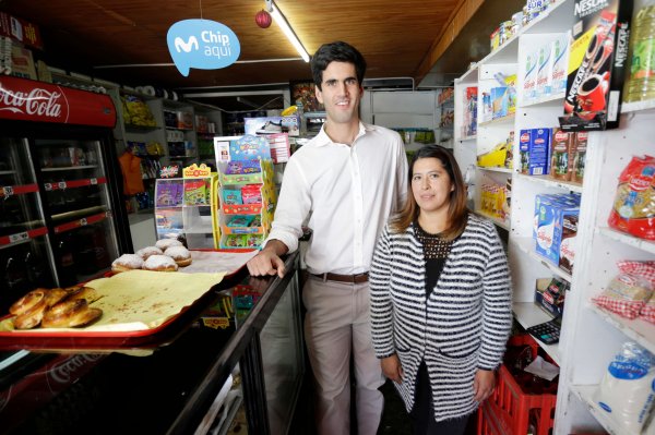 Nicolás Serrano junto a una comerciante que ha sido apoyada por Co-Emprende.