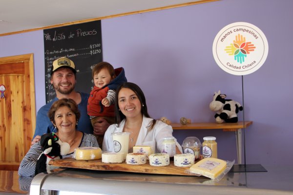 La familia produce quesos, yogur natural, mantequilla y manjar.