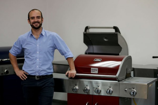 Benjamín Castillo junto a un modelo de Top Kitchen, de Ventus.