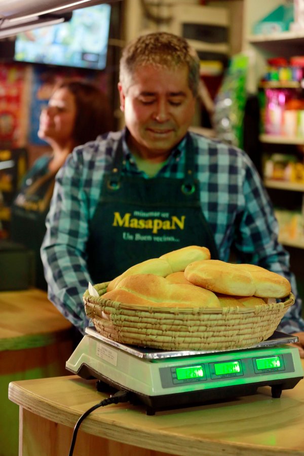 "El pan, cecinas y las bebidas son los productos
con mayor rotación", dice esta pareja de comerciantes.