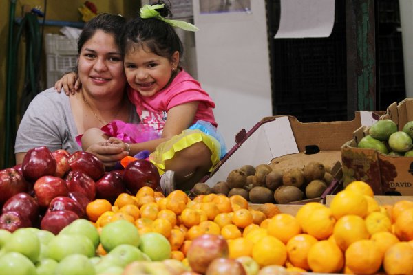 Emily Menéndez vende fruta catalogada como "rechazo de exportación".