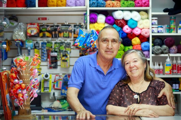 María y Juan pudieron reabrir su bazar a mediados
de diciembre gracias al aporte de $1.000.000 que recibieron.