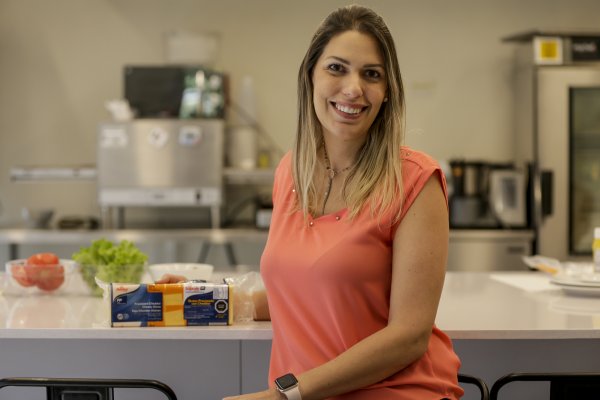 María Octavia Guerra junto al último lanzamiento: queso cheddar.