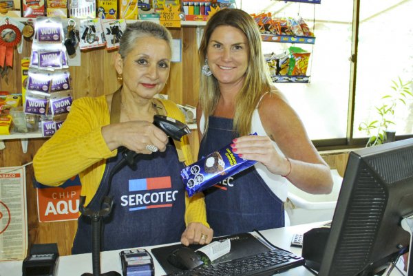 María Inés Fierro junto con Carolina Undurraga, directora de Sercotec, en el almacén Los Coihues.