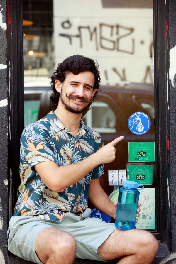 Pablo Grifferos junto al sticker de Refill Chile.