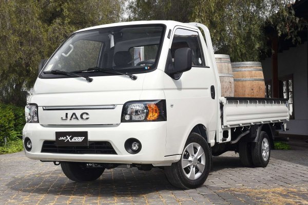 Junto a la versión Pickup, el camión liviano X200 de JAC viene también en versiones Chassis y Pickup Doble Cabina.