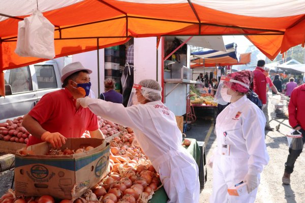 En Huechuraba han entregado a los feriantes kits con productos de higiene.