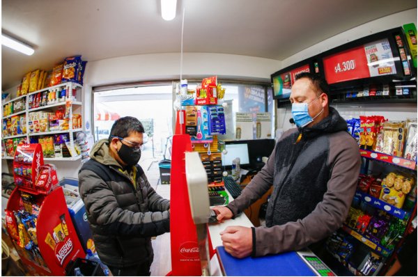 Coca-Cola cuenta con 3.500 pantallas acrílicas para la zona de cajas de los negocios.