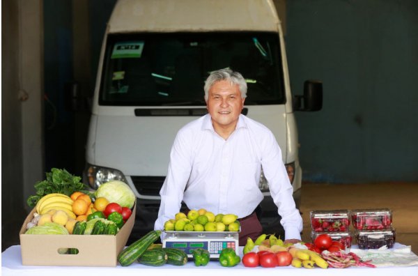 Luis Solís dice que su zona de despacho considera el sector urbano de Santiago. 