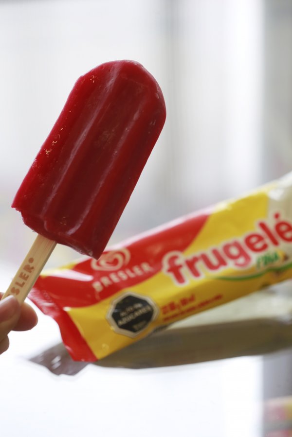 Frugelé es un helado de agua frutal con sabores como frambuesa, naranja y piña.