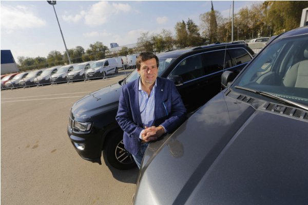 "Vendemos a precio automotora", dice Gregorio Derado.