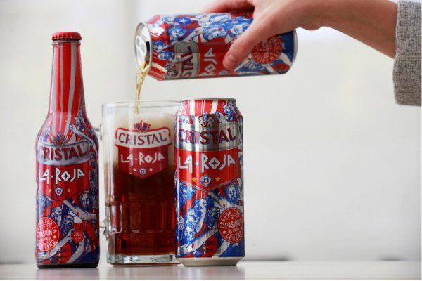 Cristal La Roja está disponible tanto en formato botella como lata.