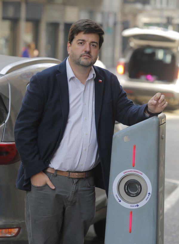 "En Chile circulan cerca de 2.000 vehículos eléctricos",
dice López.