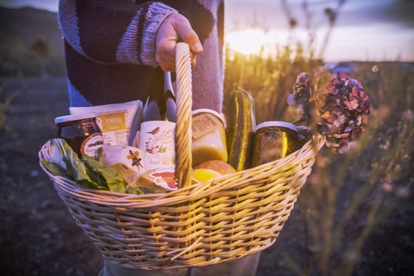 Cervezas, harinas de legumbres, mermeladas, conservas y quesos forman parte de su canasta de productos.