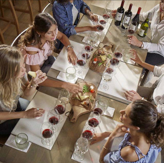 A las clásicas degustaciones se suman paseos en bicicleta y picnics.