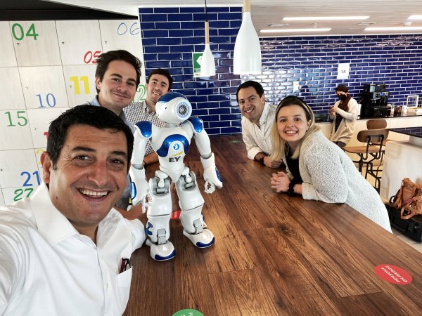 Daniel Daccarett junto al equipo de Emprende tu
Mente.