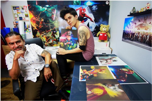 Padre e hijo: Cristián y Félix Araya, trabajan en retratos digitales.