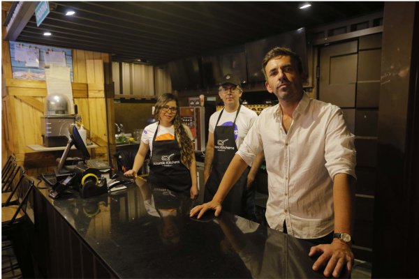 Eduardo Lagunas y el equipo de Atomic Kitchens.