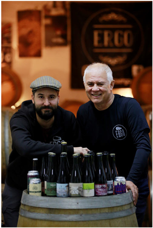 David Moscoso junto a su hijo Daniel, el maestro
cervecero.
