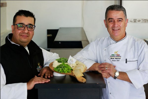 Leonardo Oñate y Nelson Vidal están en Piano Piano Pastas.