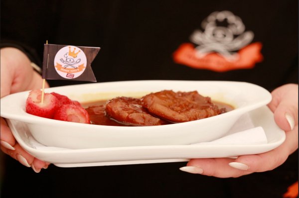 La novedad: cambiaron la tradicional cáscara de naranja por frutillas partidas.