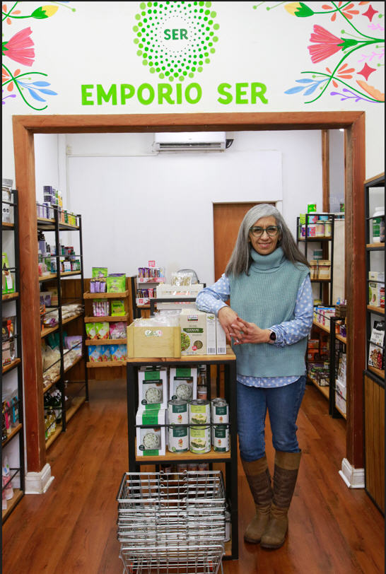 "En la tienda tenemos alrededor de 400 productos", comenta Ramírez.