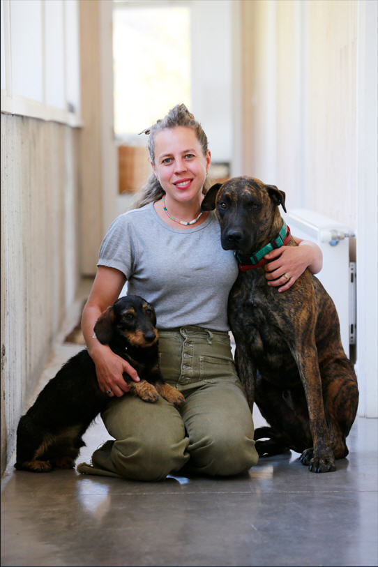 La formación en instrucción canina la aprendió Claudia Garcés en España.