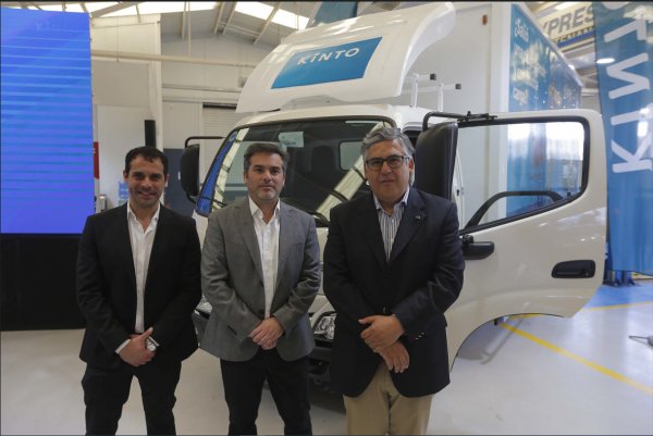 Marco Herrera, Felipe Silva e Ignacio Funes, junto a uno de los dos modelos de camiones disponibles.