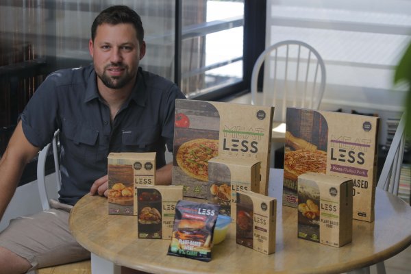 "La carne mechada vegetal y las empanadas de mechada son los más demandados", cuenta Sebastián Schmitz.