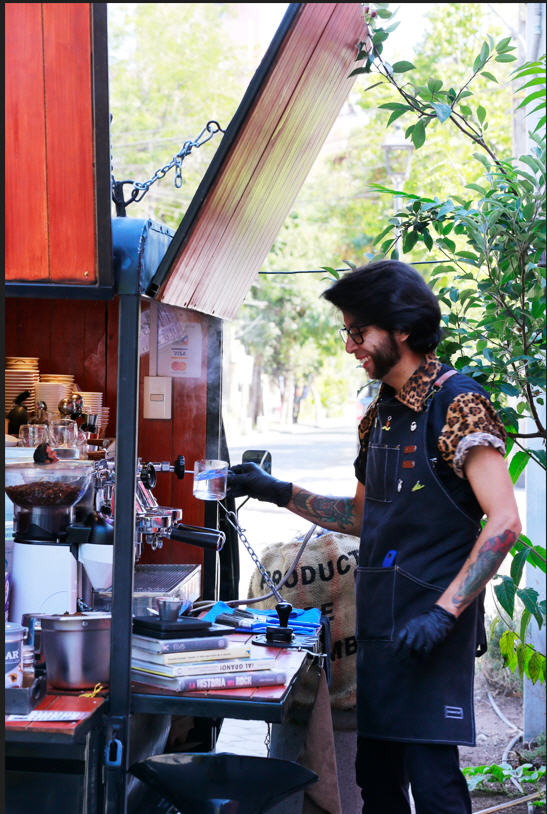 El vehículo con el que trabajo funciona con energías limpias. Fabián Pineida, Coffee Corcho