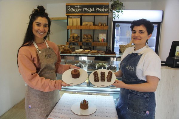 Estefanía y Javiera abastecen a diez cafeterías.