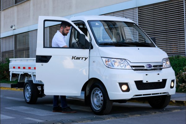 Karry debutó en Chile el 2021 con su modelo Q22, disponible en tres versiones.