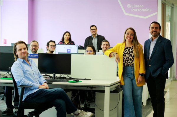 Víctor Castillo y Marta Sepúlveda junto al equipo de trabajo de Southbridge.