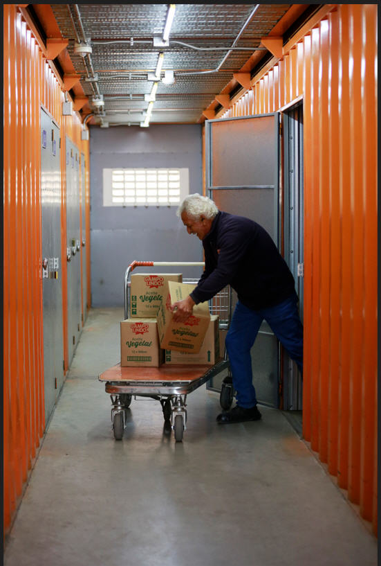 La entrega de bonos impulsó el emprendimiento y, por ende, la búsqueda de espacios donde guardar los productos a vender.