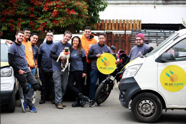 Nathalie y José Luis junto a parte del equipo de conductores.