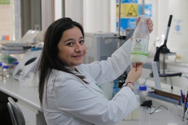 Cristina Vergara explica que la leche de burra no contiene alérgenos.