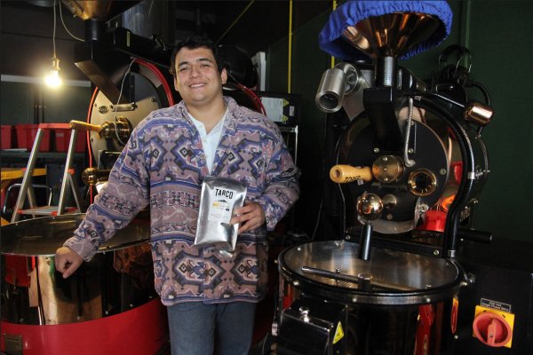 "La mayoría de los clientes nos compran el grano molido", dice Sebastián Campos.