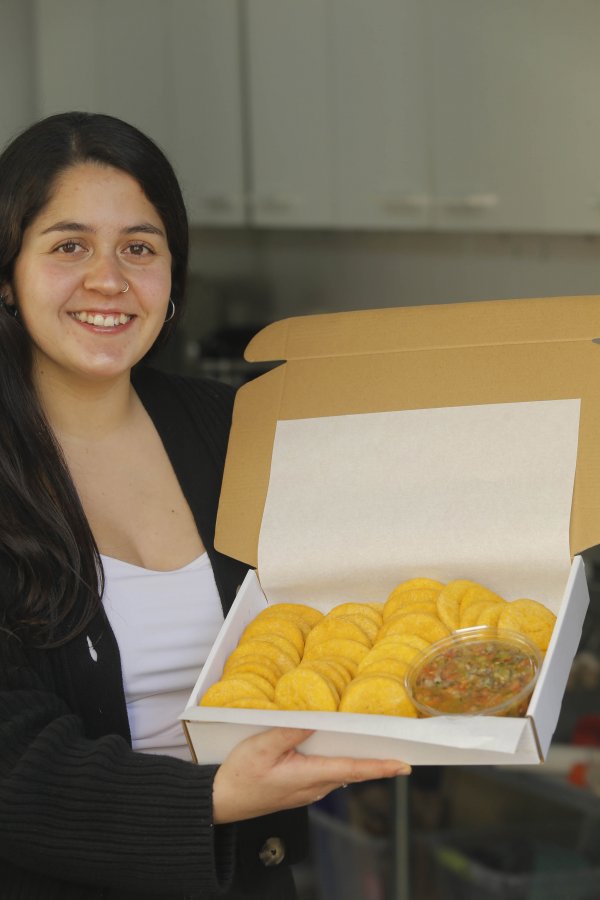 Tengo una caja de 35 unidades, que incluye 350 gramos de pebre. Mariana Cerda, Manki Pastelería