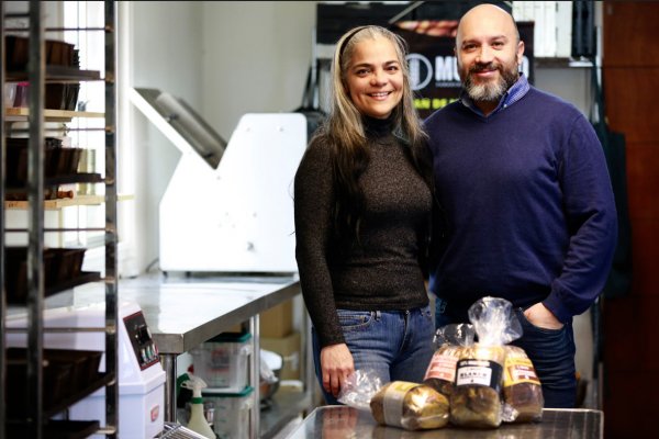 Roberto y Susana cuentan que su catálogo incluye moldes multi semilla, panes de queso cheddar jalapeño y ciruela linaza. 