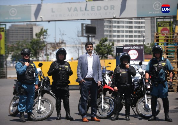 Marcelo de Moras junto a personal de seguridad del mercado. 
