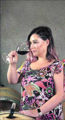 "Tenemos que acercar el vino al consumidor",
proclama Manuela Astaburruaga.