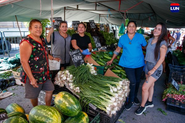 Claudia Sanchiz junto a otras mujeres feriantes de Puente Alto.