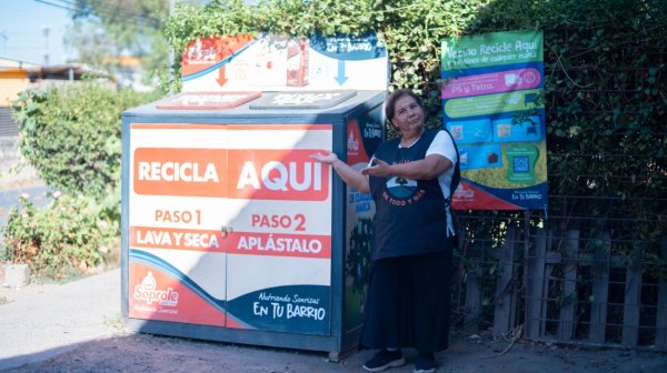 Marcela Hormazábal es la dueña del almacén El Refugio, ubicado en Pedro Aguirre Cerda.