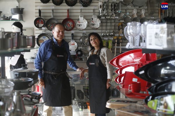 Rolando Daroch junto a Clarisa González, quien está a cargo de la tienda de Vitacura.