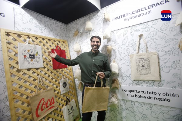 Ofrecemos a nuestros clientes bolsas de yute Viene de la pág. 2 y de algodón. Ignacio Peñas,
Yute Natura