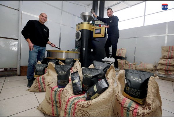 Víctor Olave -acá junto a su hermano Ricardo- dice que el valor agregado es que manejan la trazabilidad completa del grano de café.