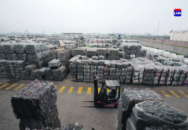 El insumo básico son botellas recolectadas desde Antofagasta a Chiloé.