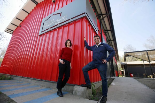 El alcalde Mauro Tamayo junto a la directora ejecutiva de Fundación Fibra, Isidora Larraín. 
