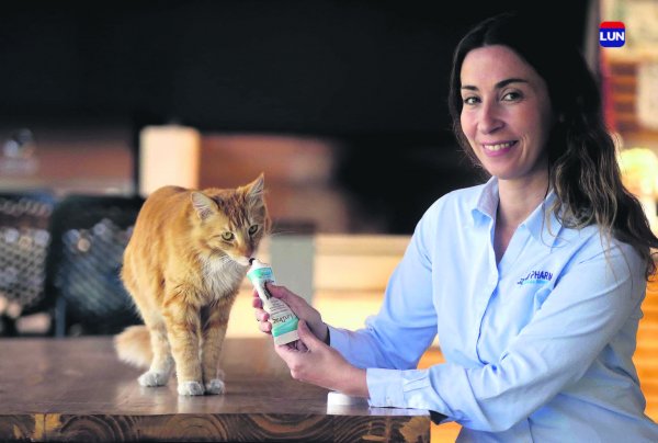 Andrea Leiva destaca la cantidad de tiempo que dedican los gatos a su higiene personal.