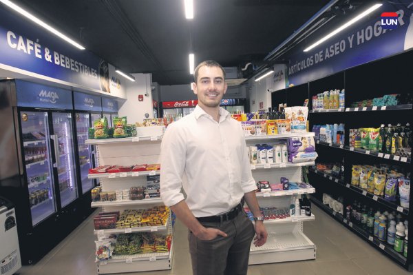 Tomás Magallón valora el espacio del local.